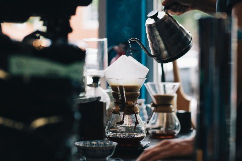 Picture of a pot pouring water over a chemex.